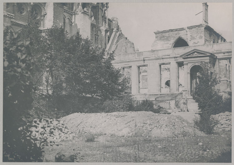 Façade ouest : la cour d'honneur, la salle du Tau et la chapelle archiépiscopale après les bombardements ; À l'arrière-plan, le chevet de la cathédrale