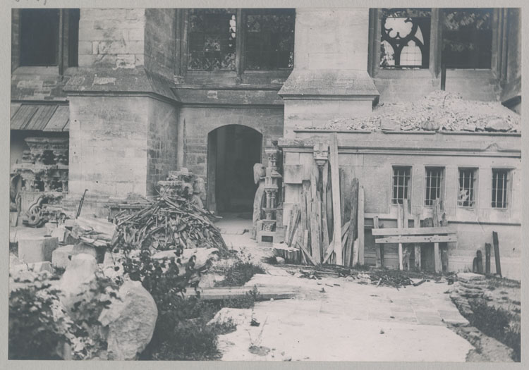 Façade sud : chantier et dépôt lapidaire ; Au fond, la porte latérale donnant sur la cour d'honneur du palais archiépiscopal ; À droite, les petites sacristies