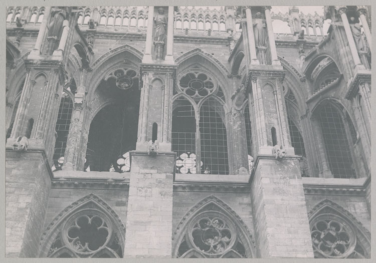 Façade sud : fenêtres hautes et contreforts, détériorés par les bombardements