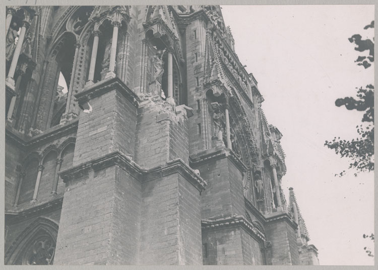 Croisillon sud du transept, angle sud-ouest : statues de rois de contreforts détériorés par les bombardements