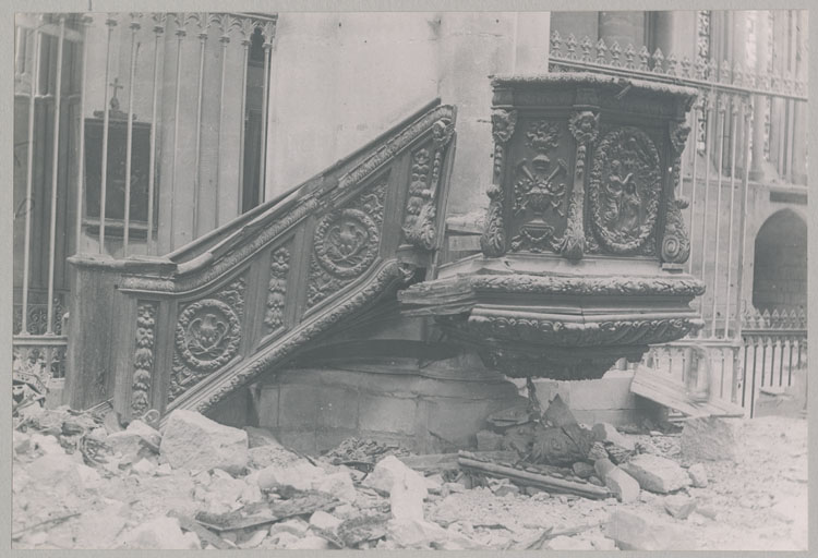 La chaire de l'arrière-choeur détériorée par les bombardements