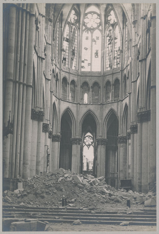 Le choeur après les bombardements, depuis la nef ; Le maître-autel sous les débris de la voûte