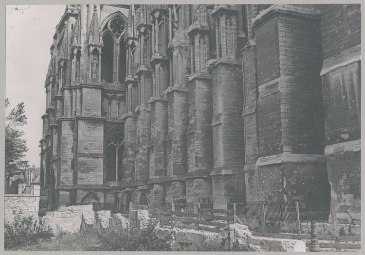 Façade nord, depuis la place du Parvis : les contreforts et le croisillon nord du transept