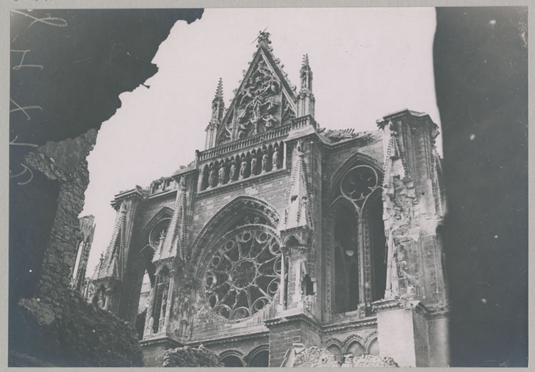 Croisillon sud du transept détérioré par les bombardements, depuis un trou du palais archiépiscopal