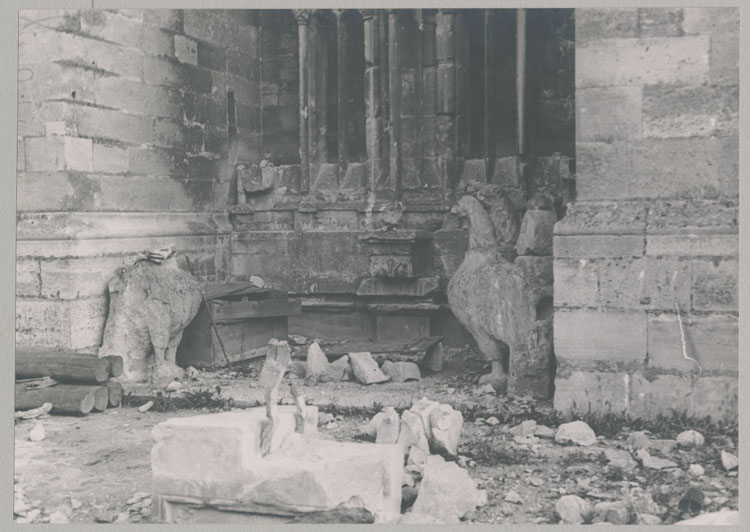 Façade sud : chantier et dépôt lapidaire ; Statues d'aigles ou de coqs mises à l'abri entre deux contreforts