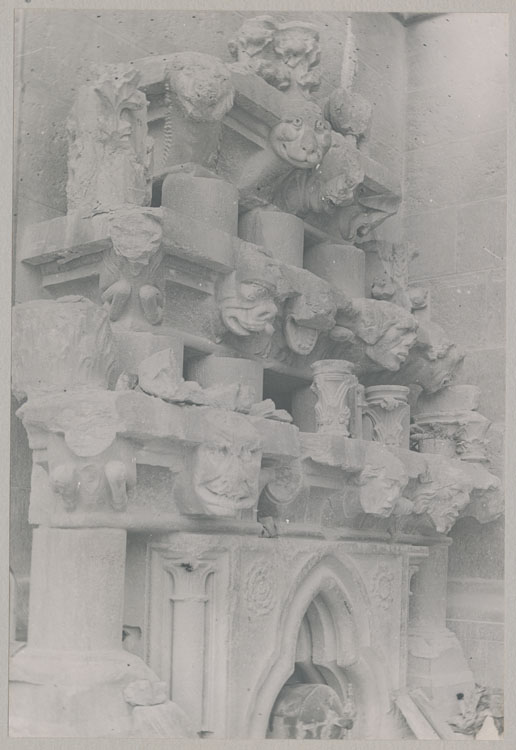 Dépôt lapidaire au sud de la cathédrale : sculptures ornementales mises à l'abri