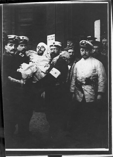 [Transport d'un grand blessé sur un quai de gare]