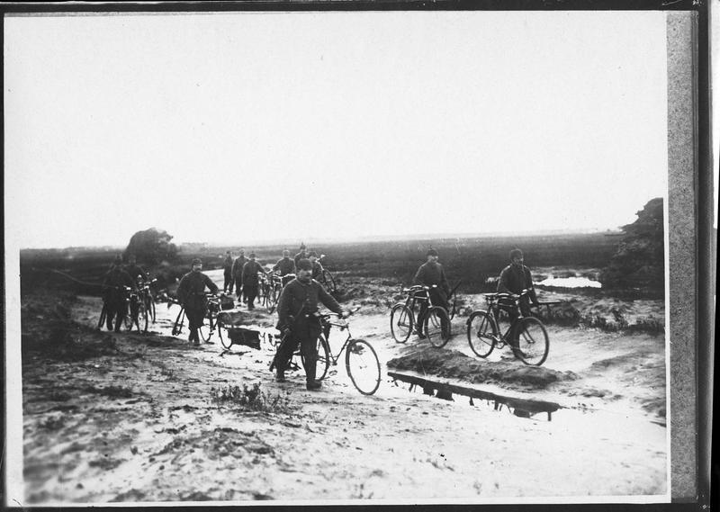 [Patrouille de cyclistes allemands en marche]