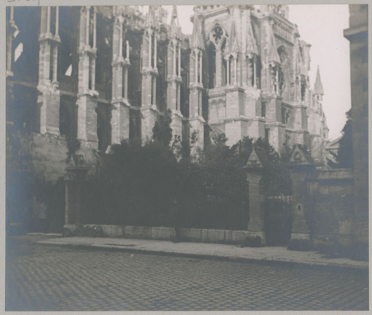 Façade sud côté est et croisillon sud du transept ; À droite, l'entrée du palais archiépiscopal, depuis la rue des Tournelles