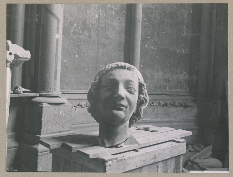 Statue : tête d'ange dans la chapelle axiale provenant des pinacles des contreforts de la nef et du chevet