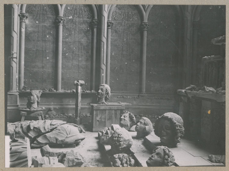 Statue : têtes d'anges dans la chapelle axiale provenant des pinacles des contreforts de la nef et du chevet