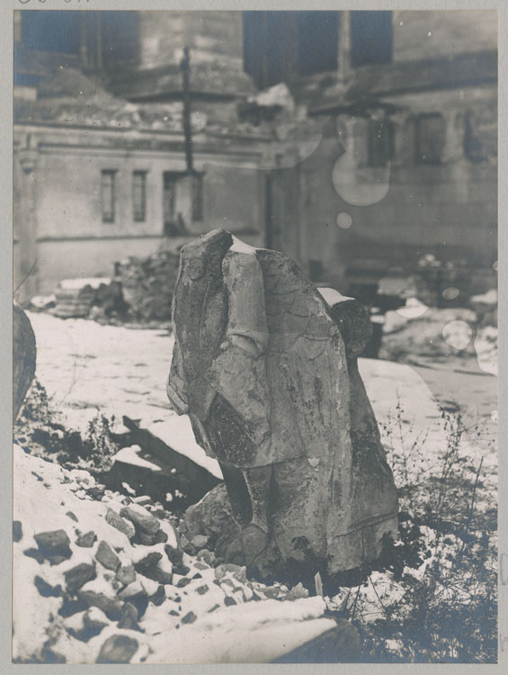 Façade sud : chantier et dépôt lapidaire sous la neige ; Statue provenant des pinacles ou de la galerie de couronnement