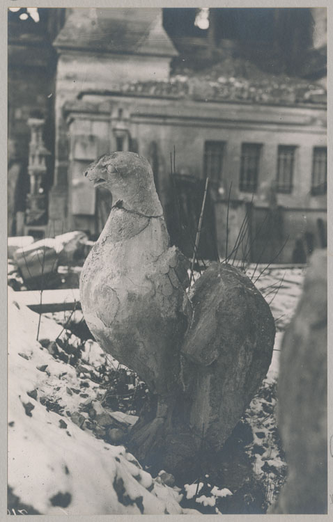 Façade sud : chantier et dépôt lapidaire sous la neige ; Statue d'aigle provenant des pinacles ou de la galerie de couronnement