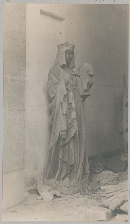 Statue : Vierge à l'Enfant, détériorée par les bombardements