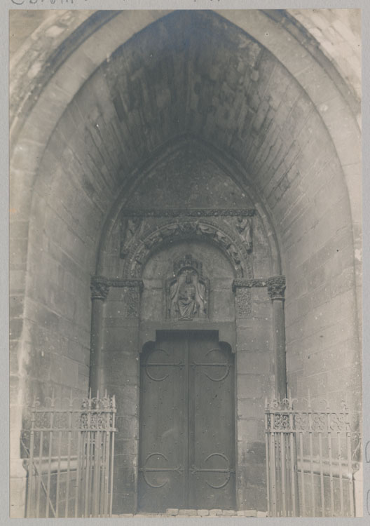 Transept nord : porte romane du porche de droite