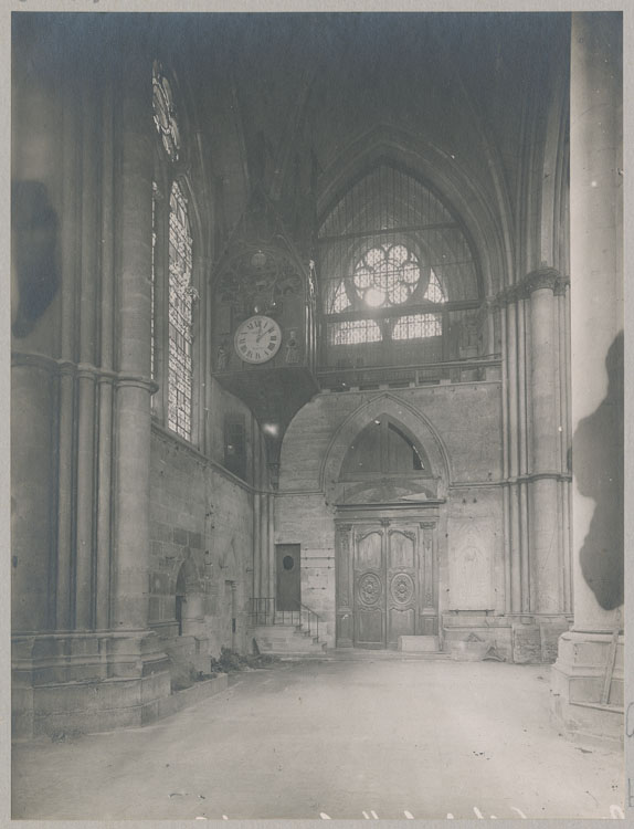 Transept, croisillon nord, côté ouest : l'horloge d'édifice