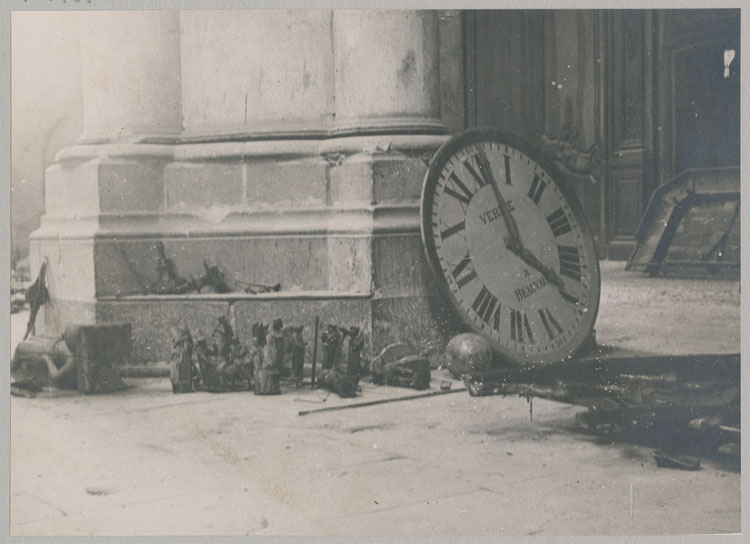 Les pièces démontées de l'horloge d'édifice : le cadran et les personnages en bois peint