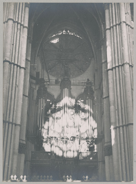 Le grand orgue éclairé de la lumière de la rose sud du transept ; Au-dessus, la rose occultée du croisillon nord