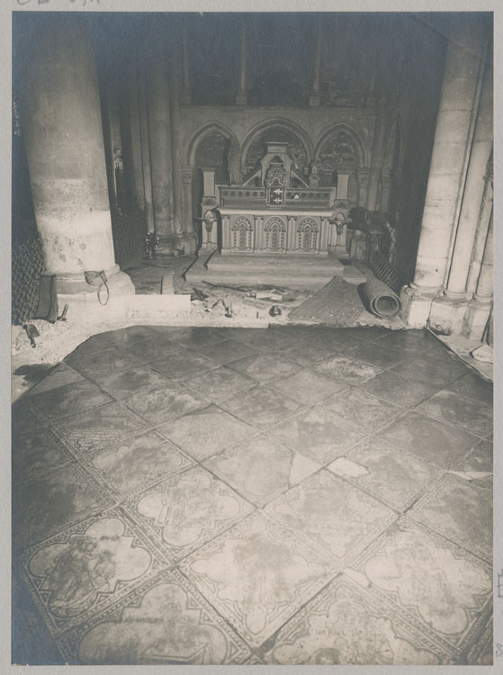 Transept, croisillon sud : carrelage de la chapelle Saint-Éloi, vue d'ensemble avant évacuation