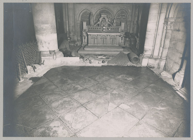 Transept, croisillon sud : carrelage de la chapelle Saint-Éloi, vue d'ensemble avant évacuation