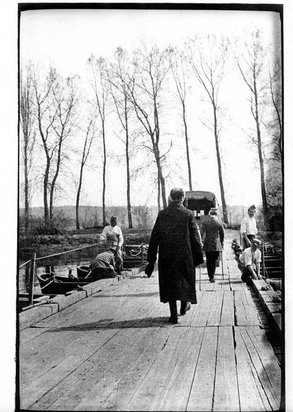 Mise en place d'un pont de bateaux en bois pour le passage des camions