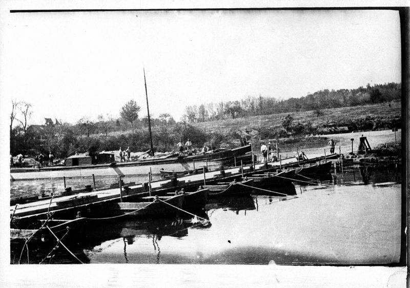 Pont de bateaux près des anciennes premières lignes allemandes