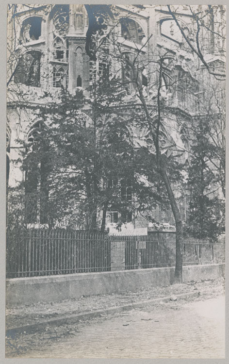 Chevet côté nord-est détérioré par les bombardements, depuis la rue Robert-de-Coucy