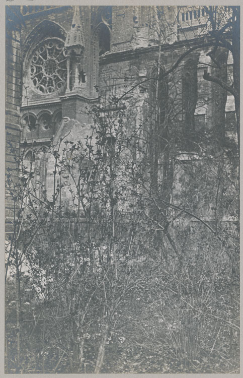 Croisillon sud du transept détérioré par les bombardements, depuis le perron de la salle du Tau