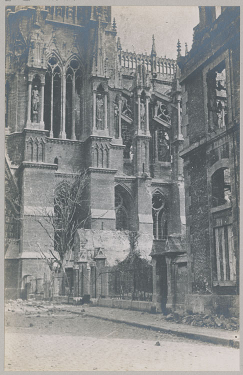 Façade sud côté ouest, depuis la rue des Tournelles ; À droite, l'entrée du palais archiépiscopal