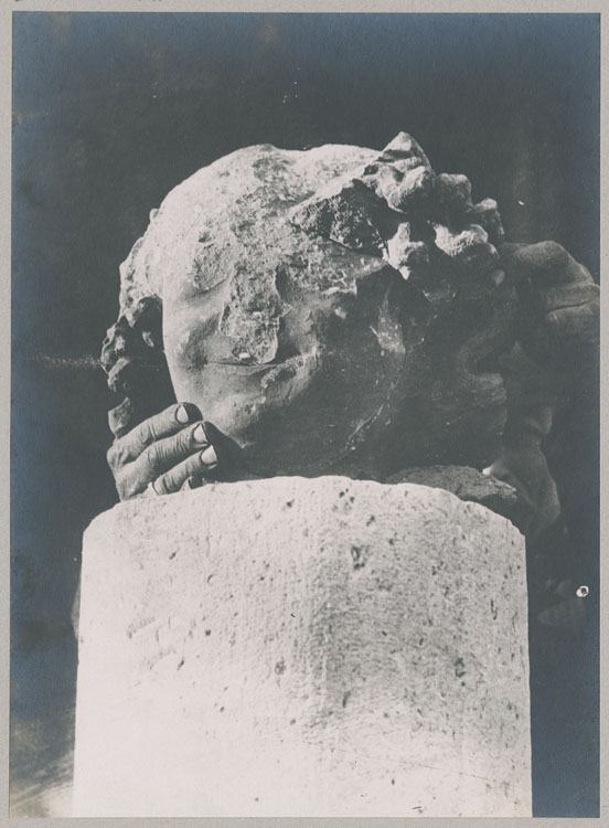 Statue : tête de l'ange au sourire, de face, détruite par les bombardements ; Assemblage de quatre morceaux retrouvés en novembre 1915