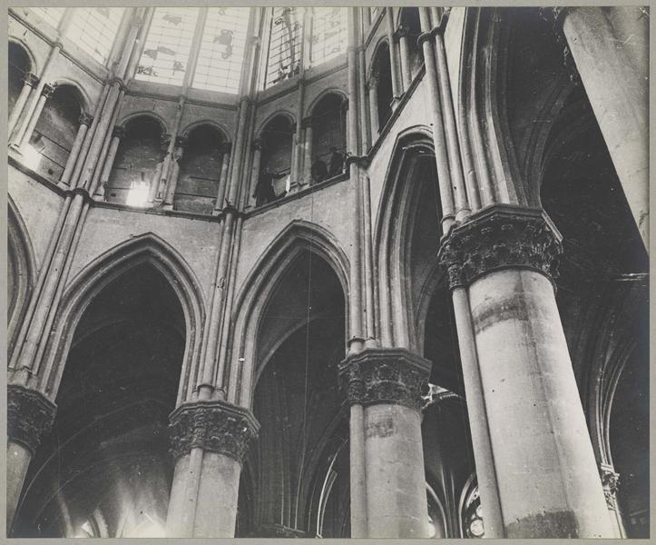 Intérieur. Chantier de sauvetage des vitraux : dans le triforium, ouvriers du maître verrier Jacques Simon déposant les verrières du chevet