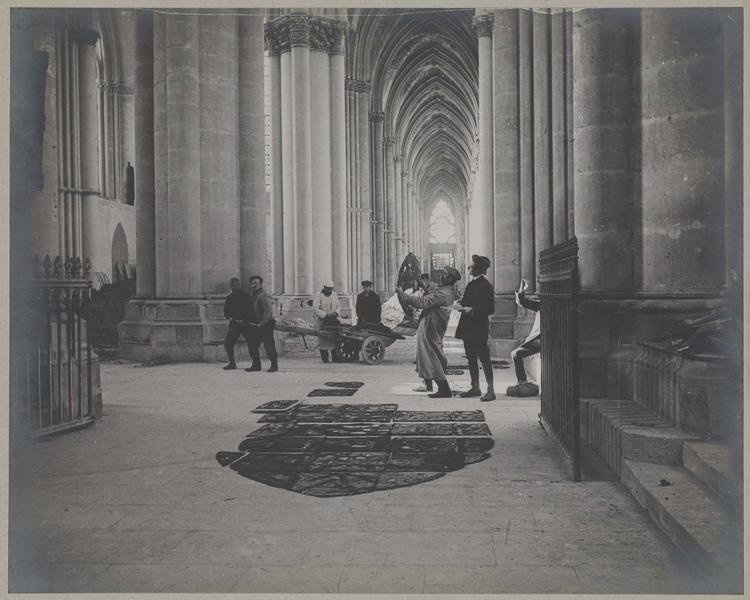 Intérieur. Chantier de sauvetage des vitraux : reconstitution d'une verrière avant l'emballage par les ouvriers du maître verrier Jacques Simon