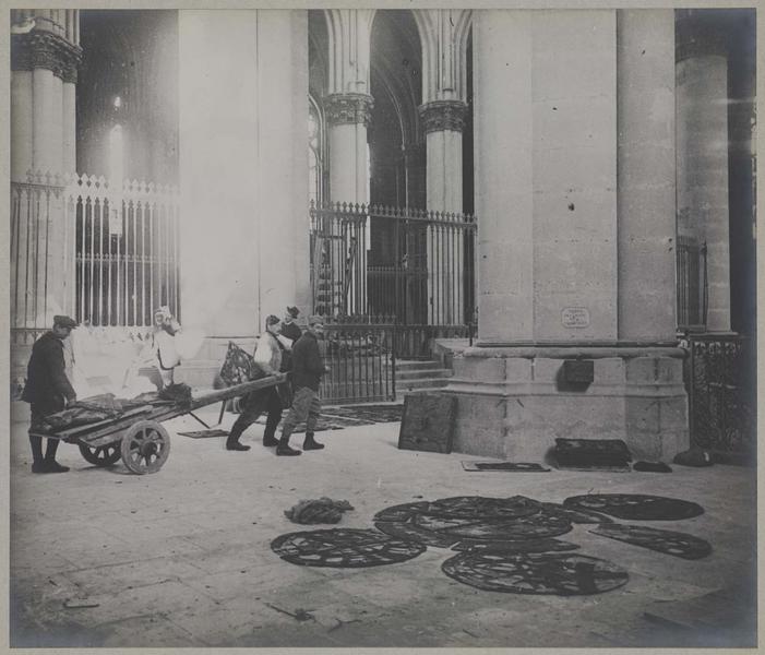 Intérieur. Chantier de sauvetage des vitraux : reconstitution d'une verrière avant l'emballage par les ouvriers du maître verrier Jacques Simon