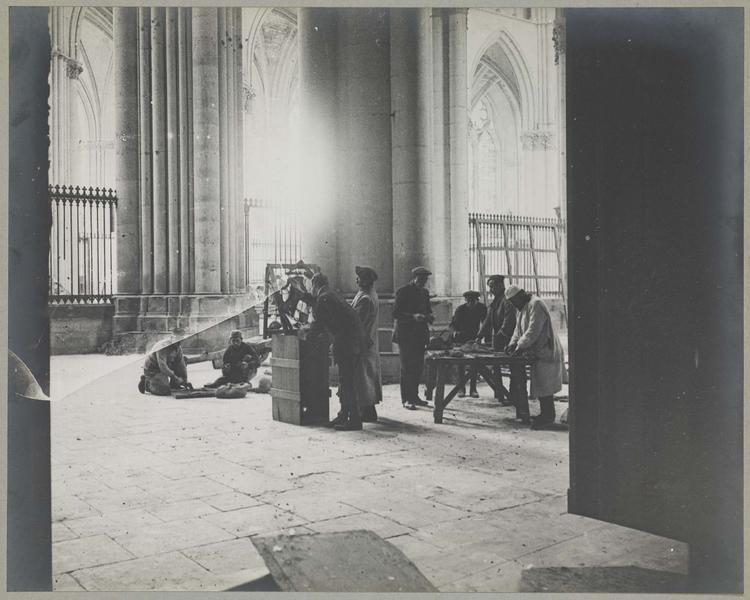 Intérieur. Chantier de sauvetage des vitraux : récolement des panneaux avant l'emballage par les ouvriers du maître verrier Jacques Simon