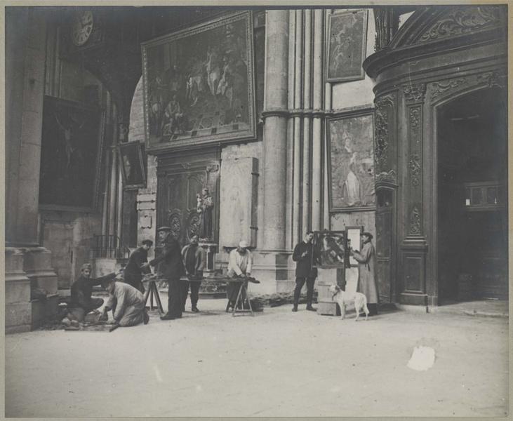 Intérieur. Chantier de sauvetage des vitraux : récolement des panneaux par les ouvriers du maître verrier Jacques Simon