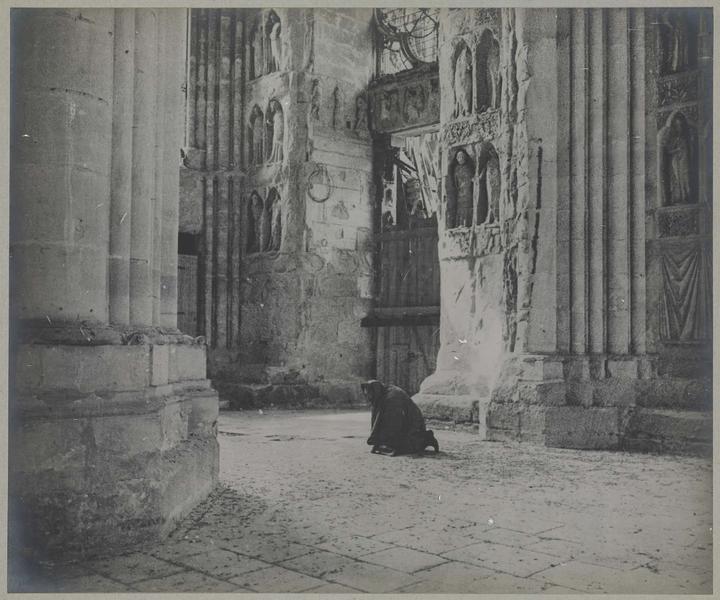 Intérieur. Le revers du porche sud façade ouest, depuis la nef. Statues de prophètes rongées par l'incendie. Ouvrier