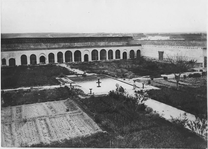 Jardin du palais du sultan, au fond les cages pour les lions