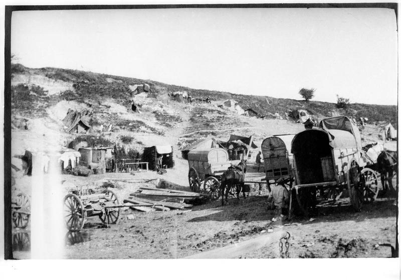 Bivouac d'artillerie près d'Amiens [chariots attelés]
