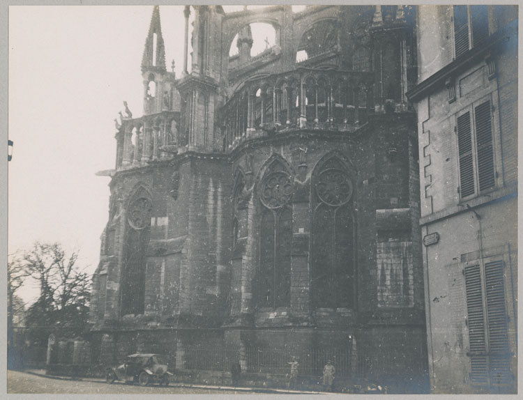 Chevet côté nord détérioré par les bombardements, vu de la rue du Cloître