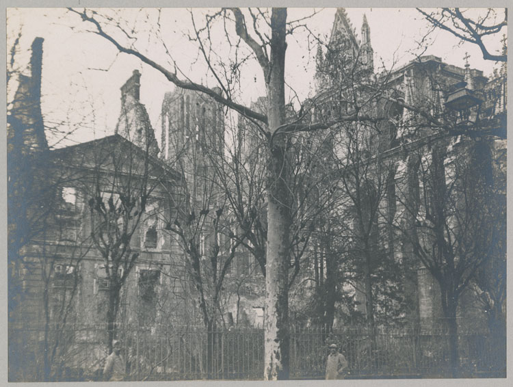 La chapelle et la façade est du palais archiépiscopal, depuis la rue du Cloître, après l'incendie ; À l'arrière-plan, les tours de la cathédrale et le pignon du croisillon sud du transept