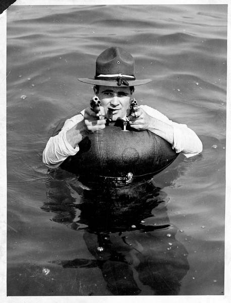 Démonstration de l'utilité de la bouée de sauvetage dans l'équipement des soldats. La bouée pèse une livre