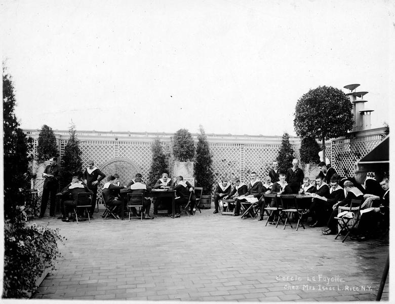 Le Cercle Lafayette chez Mme Isaac L. Rice, sur le toit d'un immeuble de New York. Jeux de cartes et de société