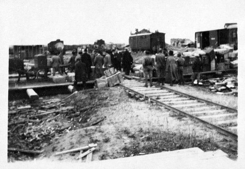 Transbordement de bagages du train dans le bateau