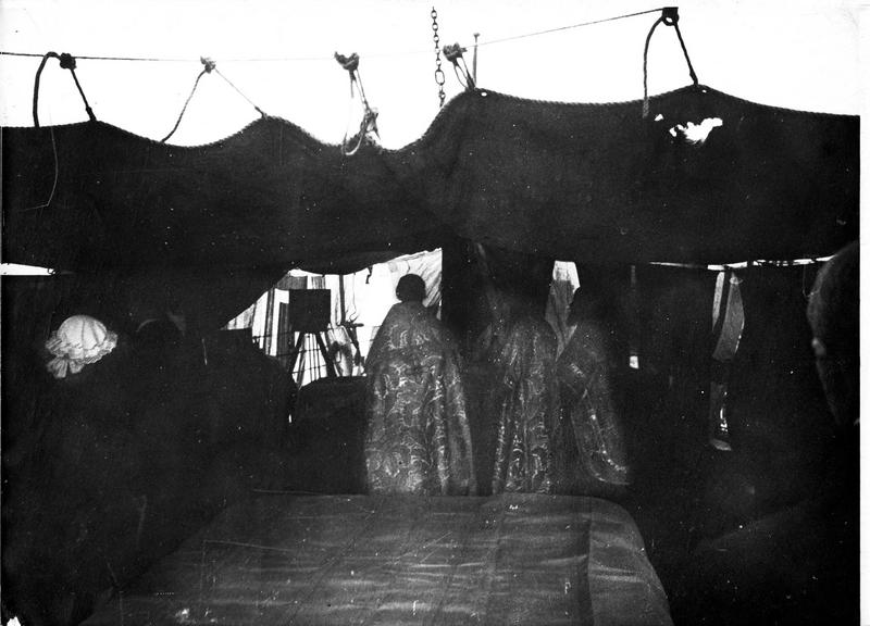 A bord du « Solombala ». Prêtres bénissant le navire, avant son départ pour la Sibérie avec une expédition française