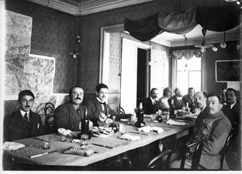 Popote [réunion de personnes qui partagent un repas] à Arkhangelsk. Repas de travail