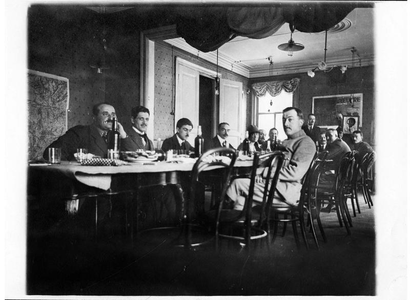 Popote [réunion de personnes qui partagent un repas] diplomatique et militaire à Arkhangelsk