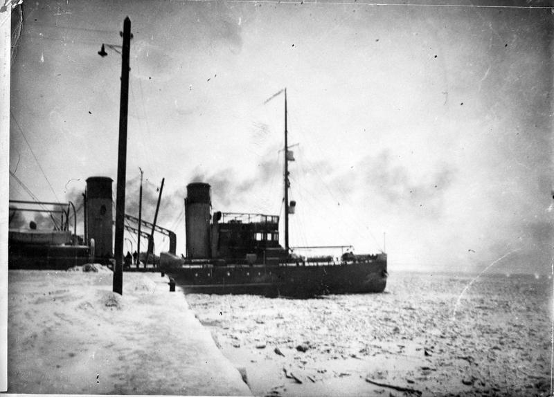 Le brise-glace « Kniaz Pojarski » emmenant monsieur Noulens, ambassadeur