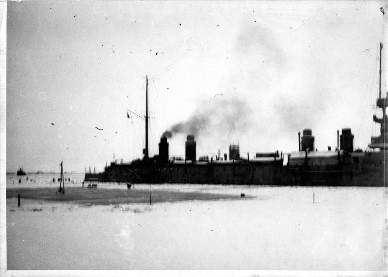 Le cuirassier « Gueydon » et la patinoire des officiers