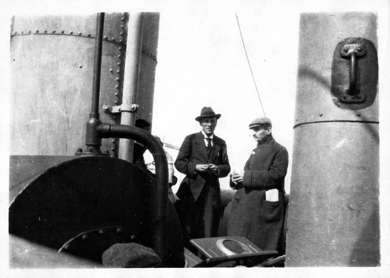 En mer Blanche à bord du « Vaïgatch », à l'aller. Monsieur Spalaïkovitch, ministre de Serbie, s'entretient avec le commissaire bolchevik Lapine