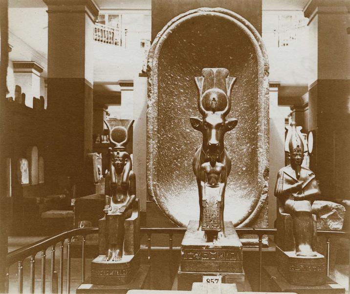 Intérieur d'une salle : Psammétique protégé par la vache Hathor avec Osiris et Isis. Statues en schiste vert, Saqqara